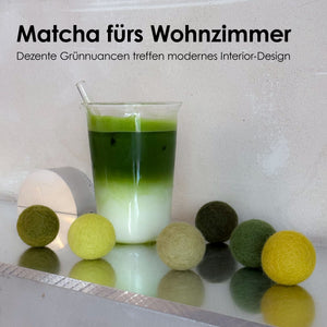 Balles en feutre MATCHA MIX à côté d'un matcha latte – du matcha pour le salon