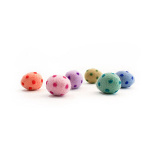 RAINBOW EGGS Katzenbälle in sechs bunten Farben nebeneinander
