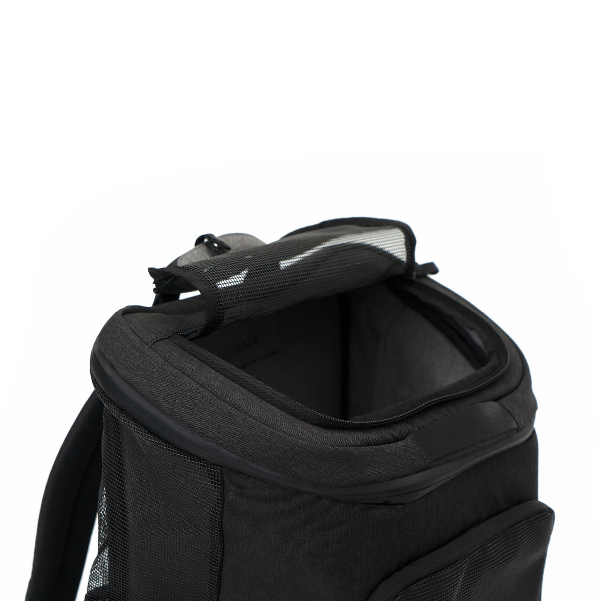 Sac à dos pour chat HOP-ON en anthracite, gros plan sur l'ouverture supérieure