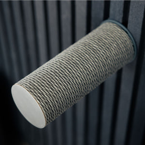 Tiragraffi JUMPER LITE in antracite, primo piano del rivestimento in sisal su una parete a lamelle scura