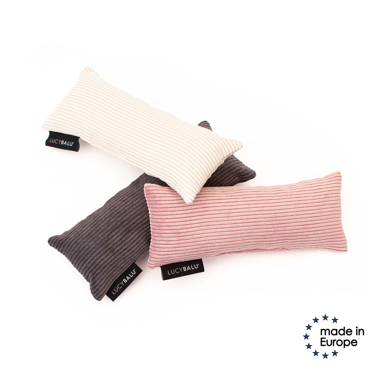 Drei KICK BUNNY Kissen aus Cord in Creme, Anthrazit und Rosa mit Made in Europe Siegel