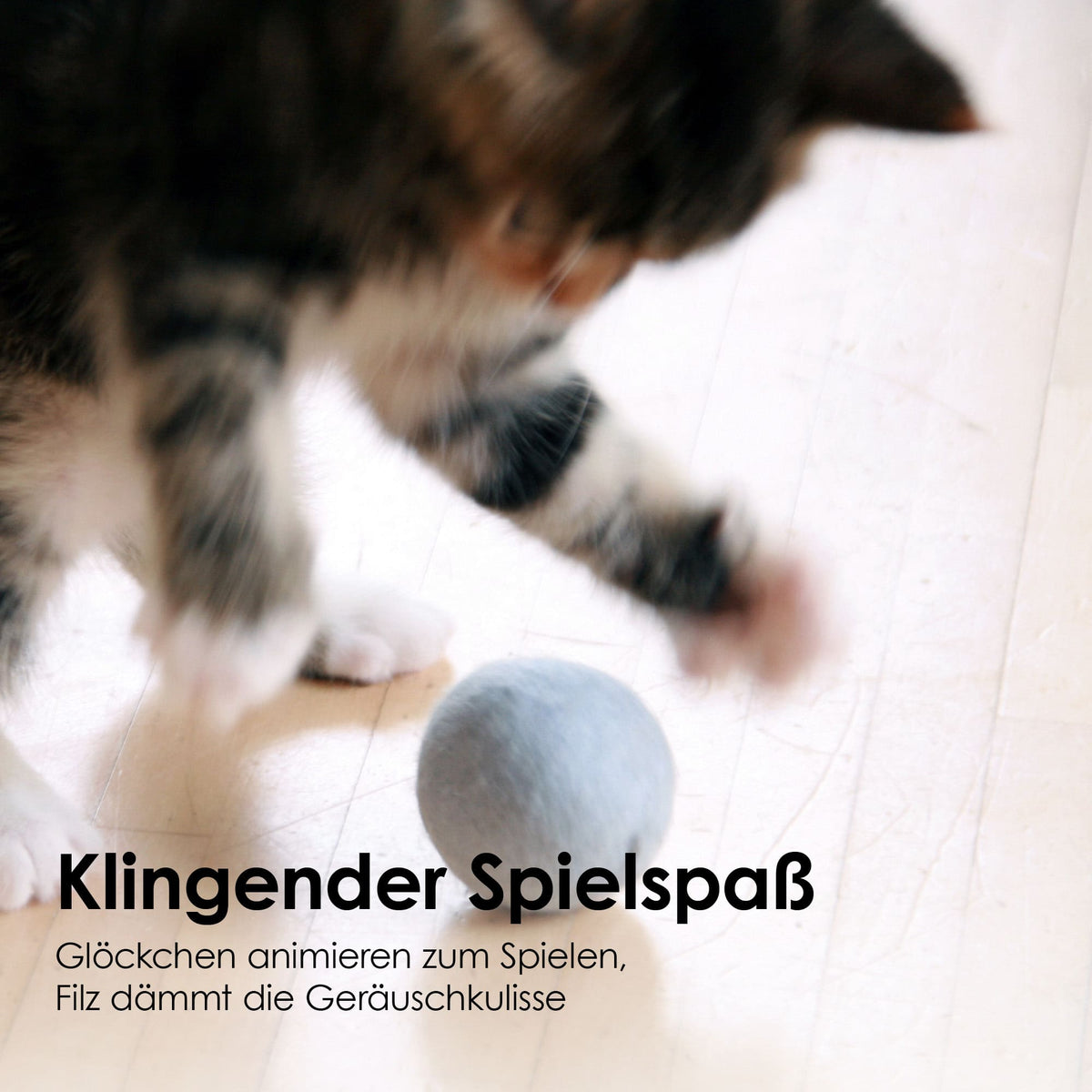Gatto gioca con la pallina di feltro SOUND BALLS azzurra con campanellino