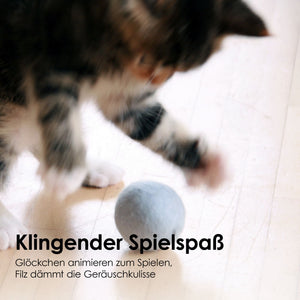 Gatto gioca con la pallina di feltro SOUND BALLS azzurra con campanellino