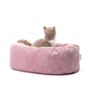 Katze sitzt im rosa DINGHY Katzenbett Hello Kitty Edition, Blick von hinten