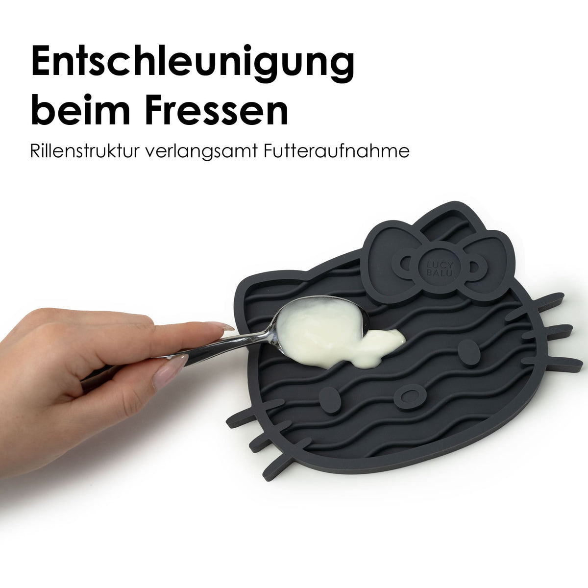 Hand streicht Joghurt auf ZENCAT Schleckmatte - Hello Kitty Edition in Anthrazit