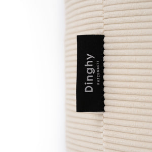 Cuccia per gatti DINGHY in bianco crema, primo piano dell'etichetta e della trama in velluto a coste