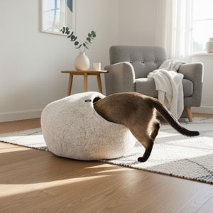 Tana per gatti PEBBLE in feltro, grigio sabbia