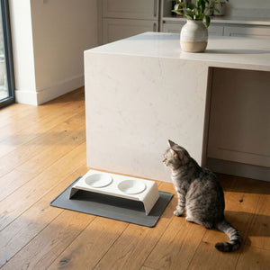 Tappetino sottociotola SQUARE in antracite, gatto tigrato seduto accanto alla stazione pasti doppia in cucina