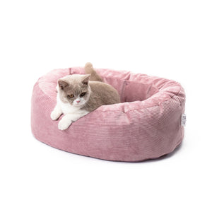 Katze liegt entspannt im rosa DINGHY Katzenbett Hello Kitty Edition mit LucyBalu X Hello Kitty Label