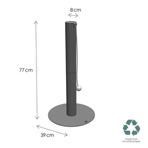 Colonna tiragraffi PAPERPOLE in bianco – design minimalista, qui con un gatto nero in una stanza luminosa.