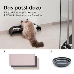 Stazione pasti BUFFET in antracite con gatto – abbinati: tappetino SQUARE XL e ciotola in porcellana BOWL.