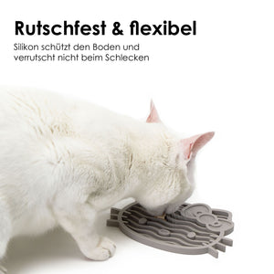 Katze leckt an rutschfester ZENCAT Schleckmatte - Hello Kitty Edition in Taupe