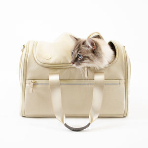 Sac de transport CHECK-IN en sable, un chat Ragdoll regardant dehors, photo en studio