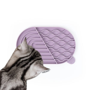 Tappetino leccalecca ZENPAD in lilla, gatto tigrato che lecca con gusto