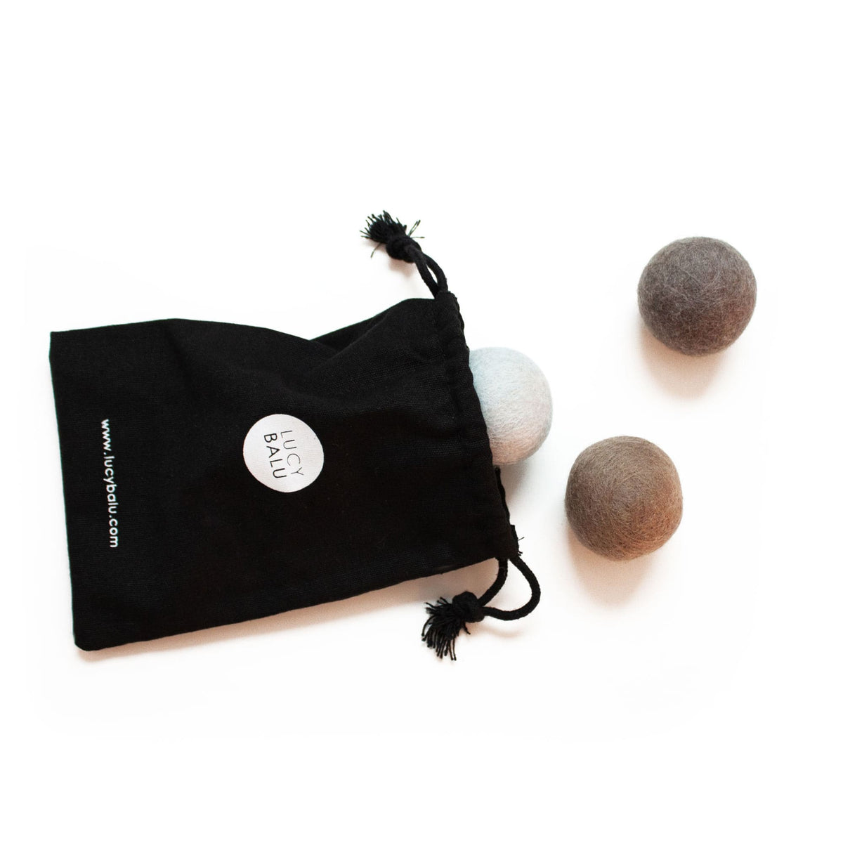 Palline di feltro SOUND BALLS con campanellino accanto al sacchetto portaoggetti LucyBalu nero