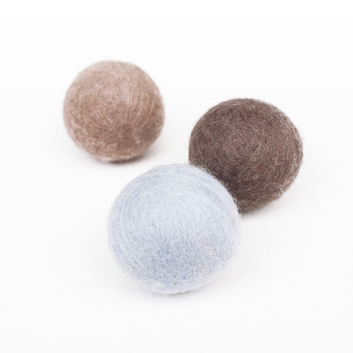Palline di feltro SOUND BALLS con campanellino in beige, marrone e azzurro