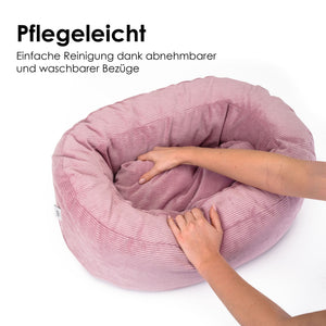 Hände nehmen abnehmbaren Bezug vom rosa DINGHY Katzenbett Hello Kitty Edition ab, waschbar