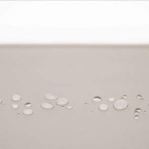 Wassertropfen auf wasserfester SQUARE Napfunterlage Taupe, Nahaufnahme