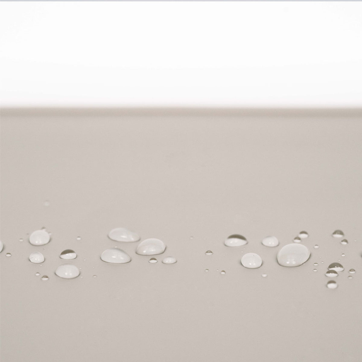 Tappetino sottociotola SQUARE in talpa: impermeabile, primo piano di gocce d'acqua sulla superficie in silicone