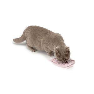 Katze leckt an ZENCAT Schleckmatte - Hello Kitty Edition in Rosé