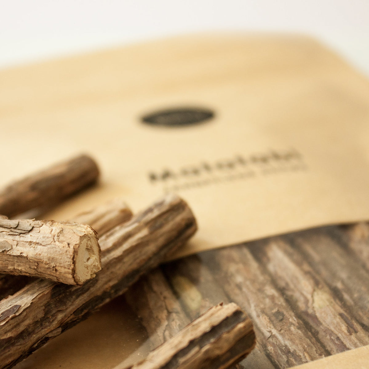 MATATABI STICKS, gros plan sur les morceaux de bois de matatabi non traité devant l'emballage