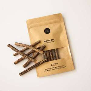 MATATABI STICKS : emballage avec bâtonnets de soin dentaire en bois de matatabi disposés
