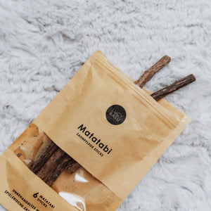 Emballage MATATABI STICKS avec bâtonnets en bois visibles sur un tapis moelleux